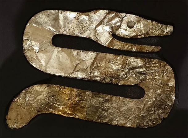 Serpent effigy, Hopewell culture, Turner Group, Mound 4, altar, Little Miami Valley, Ohio, 200 BC to 500 AD, mica - Native American collection - Peabody Museum, Harvard University. (Public Domain)