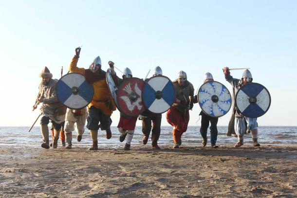 Representation of warriors running into battle using Viking weapons and the typical round shield. (destillat / Adobe stock)