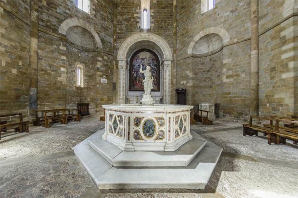 Statue of the baptismal font, Baptistery of San Giovanni, Volterra (giadophoto / Adobe Stock)