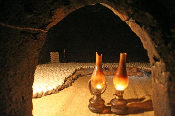 Petrol lamps are used in the ovens to warm up the eggs. (Lenny Hoferwerf / Courtesy of Food And Agriculture Organization of the United Nations (2006) / Reproduced with permission)