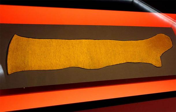 Stocking made of sea silk (byssus) from Pinna nobilis, 1765-1800 AD, in the Naturhistorisches Museum, Braunschweig, Germany. (Daderot / CC0)