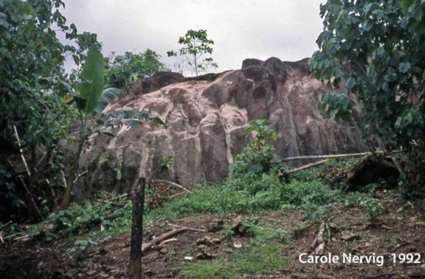 Afloramiento rocoso de Pohnpaid (Imagen © 1992 Carole Nervig)