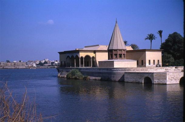 Reconstructed conical structure over the nilometer on the southern tip of Roda Island on the Nile River at Cairo. (Prong hunter / CC BY-SA 3.0)