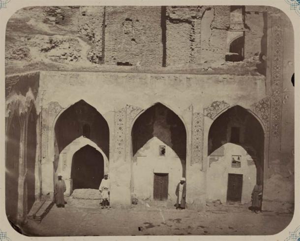 Interior courtyard at the Ulugh Beg Madrasa (Public domain)