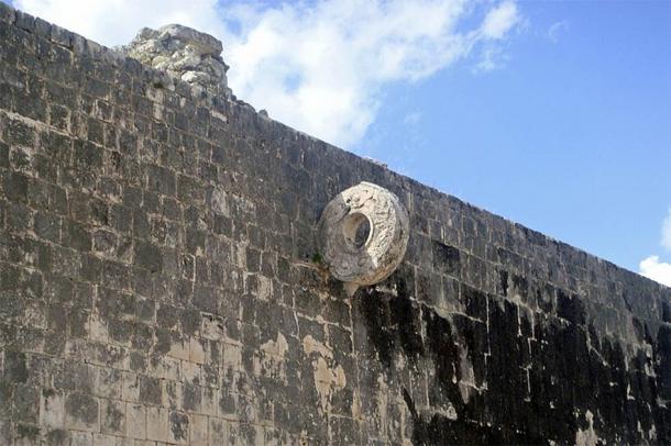 Great Ball Court at Chichen Itza (Mario Roberto Durán Ortiz) / CC BY-SA)
