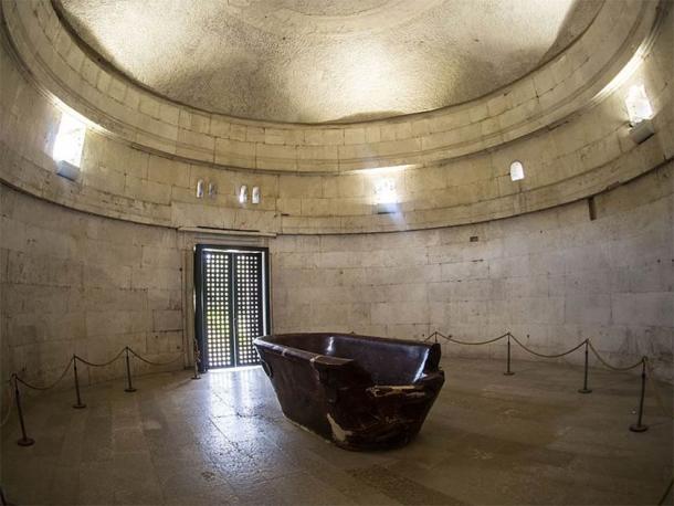 Interior image of top level at Mausoleum of Theodoric the Great containing the sacrcophagus. (Ruge / CC BY-SA 4.0)