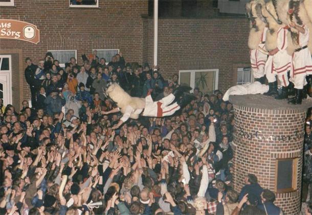 The Feast of Klaasohm “festival” is almost exclusive to the East Frisian island of Borkum, which is less than 50 kilometers from Schweindorf, the village where the “Wayland coin” was discovered. (G.Meyer / Copyrighted free use)