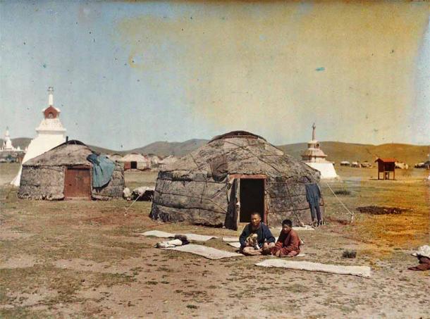 Yurt camps were set up in various ways, based on need and who was traveling in them. This 1913 photo shows a collections of yurts. (Public Domain)