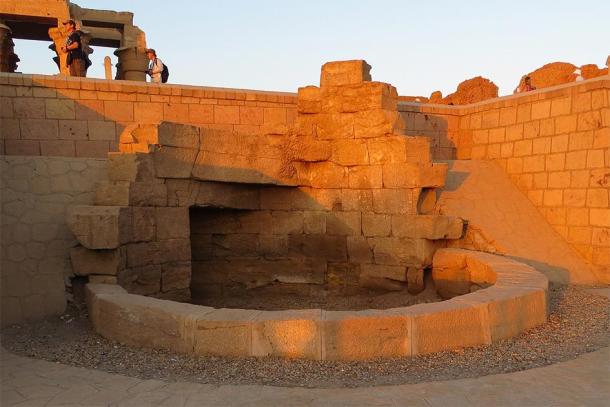 The outside of the nilometer’s well at Kom Ombo. (JMCC1 / CC BY-SA 3.0)