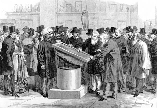 Experts inspectant la pierre de Rosette lors du Congrès international des orientalistes de 1874. (Domaine public)