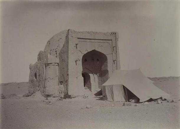 Image from Aurel Stein's visit. A tomb (or possibly a mosque) at the southeast corner, viewed from the east. (CC0)