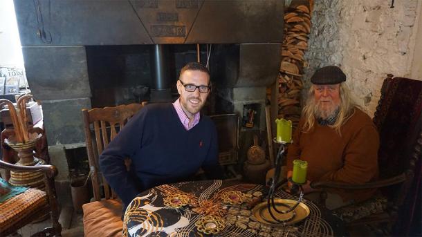 The author Jonny Enoch and the Irish storyteller Sean Ryan during their encounter. (Provided by the author)