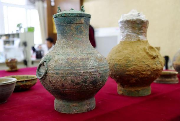 Une paire de pots en bronze, l'un contenant le premier véritable exemple d'un ancien élixir de vie chinois, ont été mis au jour dans une tombe de la dynastie des Han occidentaux à Luoyang, dans la province du Henan. (VCG)