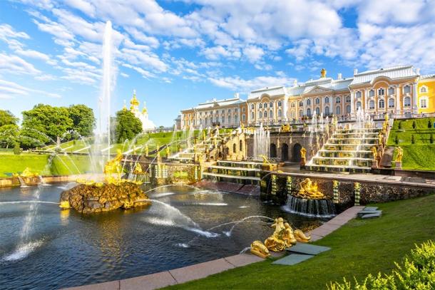 Grand Cascade of Peterhof Palace and Samson fountain, St. Petersburg, Russia (Mistervlad / Adobe Stock)
