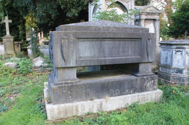 The grave of the 2nd Marquess of Sligo, Kensal Green Cemetery. (Stephencdickson / CC BY-SA 4.0)
