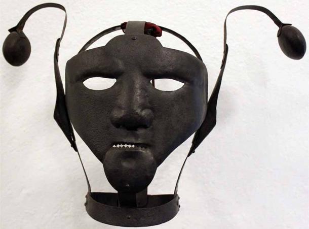 An 18th century Scold’s Bridle. (Anagoria / CC by SA 3.0)