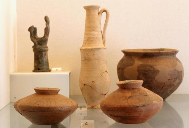 Votive hand and containers for medicines (Image courtesy of Ministero per i Beni e le Attività Culturali - Soprintendenza Archeologia, Belle Arti e Paesaggio per le Province di Ravenna, Forlì-Cesena e Rimini).