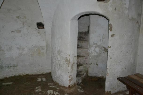 Nowadays the spiral staircase in the alchemy tower is only open in the basement and ends under the now closed floor of the blue chamber. The opening into the laboratory, and the laboratory’s opening to the chapel, have both been walled up some time later, maybe when the target changed to gold production. (Author provided)