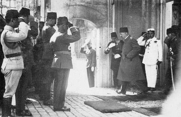 Mehmed VI, the last Sultan of the Ottoman Empire, leaving the country after the abolition of the Ottoman sultanate, 17 November 1922. (Variditric / Public Domain)
