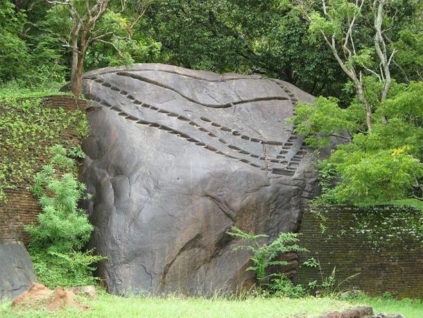 An example of similar grooved notches at Sigiriya, appearing to be “pressed” directly into the rock's hard surface with apparent ease. Their purpose - unknown. Comparable notches are seen worldwide throughout other ancient and unexplained sites. (Michael Gunther / CC BY-SA 4.0).