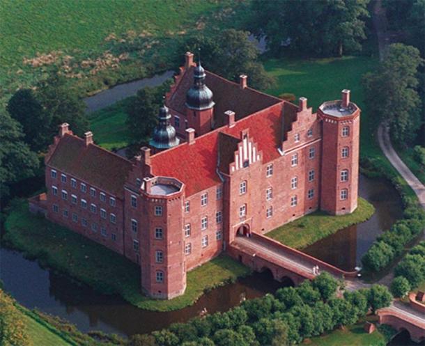 The unusual flat towers could function as platforms for observation of the sky.