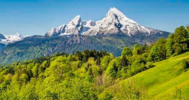 Внушителните Берхтесгаденски Алпи, център на свещената традиция на древните германци.  Най-високият връх е известен като Вацман (Вотан-Один), а вторият е Вацманфрау или „Жената на Вацман“.  (Снимката е предоставена с любезното съдействие на автора, Рафаел Видела Айсман)