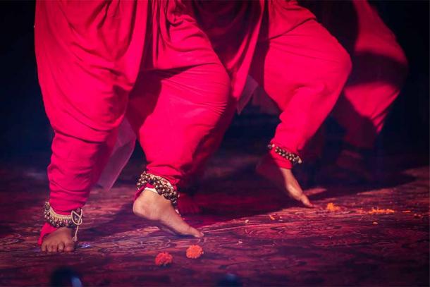 Detail of feet during indian sacred dance with musical anklet. (Arindam / Adobe Stock)