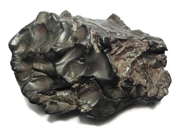 Un meteorito individual de 1,7 kg de la lluvia de meteoritos Sikhote Alin (octaedrita más costera, clase IIAB). Este ejemplar mide unos 12 cm de ancho. La lluvia de meteoritos Sikhote Alin cayó el 12 de febrero de 1947 en el denso bosque del este de Siberia, y se han recuperado más de 23 toneladas de material meteorítico. (H. Raab / CC BY-SA 3.0)