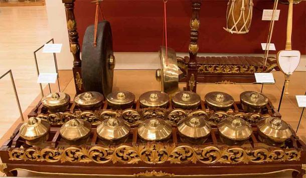 Indonesian or Javanese gong chimes, including bonang, front. Musical Instrument Museum, Phoenix, Arizona (ksblack99/Public Domain)