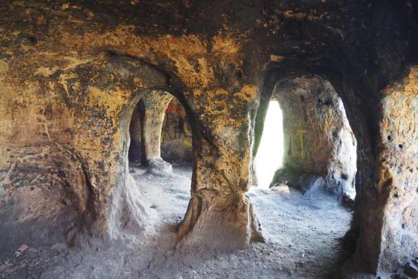 El interior de las cuevas fue una vez utilizado como una casa anglosajona, aunque las puertas y los pilares se ampliaron en el siglo XVIII para permitir el paso de las damas con sus amplios vestidos. (Edmond Simons / RAU)