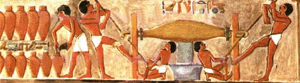 Fueron los egipcios quienes inventaron la súper útil tecnología de bolsa giratoria para extraer aceites, incluido, por supuesto, el aceite de oliva egipcio. Este fresco proviene de la tumba de Puimre en Tebas. Puimre fue un noble y arquitecto del antiguo Egipto durante el reinado de Thutmosis III en el Imperio Nuevo, período Amara (1550-1069 a. C.). (Dominio publico)