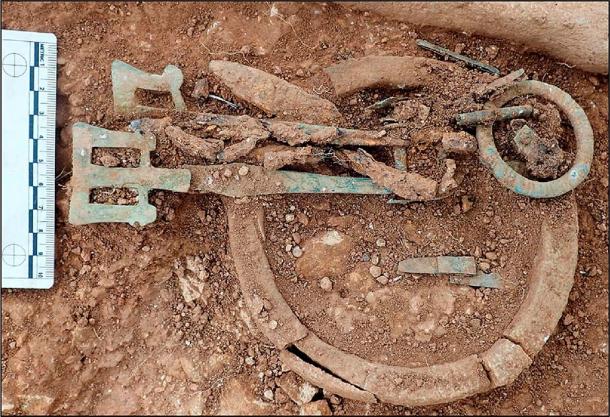 Anglo-Saxon ivory ring bag and girdle hangers discovered at burial in Scremby. (Hemer et. al  / Journal of Archaeological Science / CC BY-NC-ND 4.0)