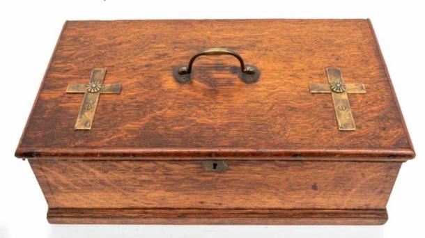 The vampire slaying kit was kept in a lockable box. (Hansons Auctioneers)
