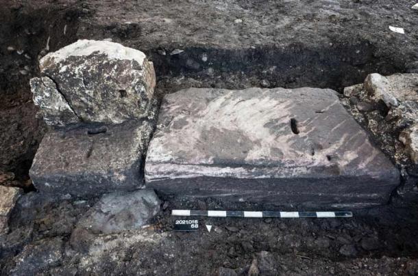 A large gate was uncovered to the south of the complex, which was flanked on both sides by two side entrances. The threshold made of sandstone blocks from the western side entrance was still preserved. (Canton of Aargau)