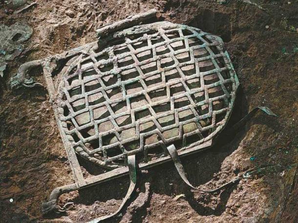 El último hallazgo importante en el sitio de Sanxingdui fue una caja de bronce decorada con jade. La caja tenía una tapa en forma de espalda de tortuga en bronce y jade, con adornos de jade turquesa. Probablemente fue envuelto en seda y ofrecido como sacrificio funerario. (Xinhua/China Daily Post)