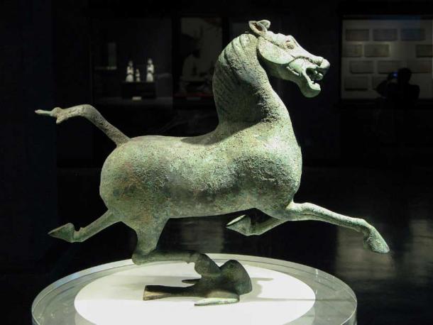 ¡El legendario caballo volador chino de bronce de la dinastía Han de Gansu que ahora ha sido transformado en un caballo volador de peluche popular contemporáneo por el museo que posee el original de bronce! (G41rn8 / CC BY-SA 4.0)