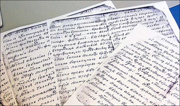 Samples of Monk Feodor (top) and Alexander I’s handwriting.