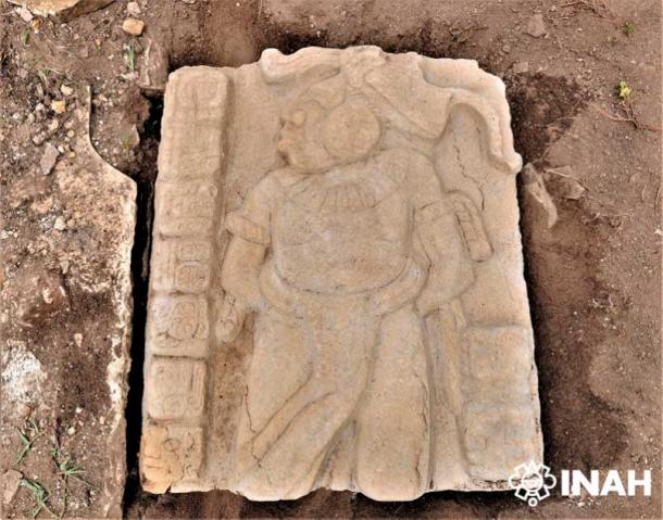 Tapa de piedra de 90 por 60 cm in situ que cubre la entrada a la cripta subterránea del templo, con la representación de un cautivo atado. (Mauricio Marat. INAH)