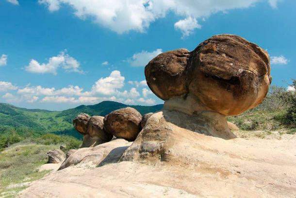 Aceste jgheaburi, sau formațiuni geologice vii și în mișcare, sunt situate lângă Olmit în Munții Pozului din România.  (Nicubunu/CC BY-SA 3.0)