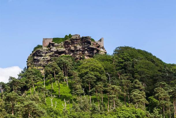 The location on Beeston Castle on the summit of the dramatic crag, Cheshire (Jason Wells / Adobe Stock)