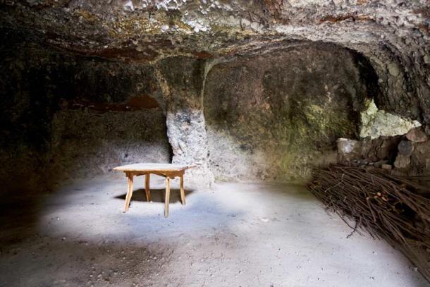 Una mesa solitaria permanece en una de las cuevas en el pueblo de cuevas de Old Khndzoresk. (StockAleksey / Adobe Stock)