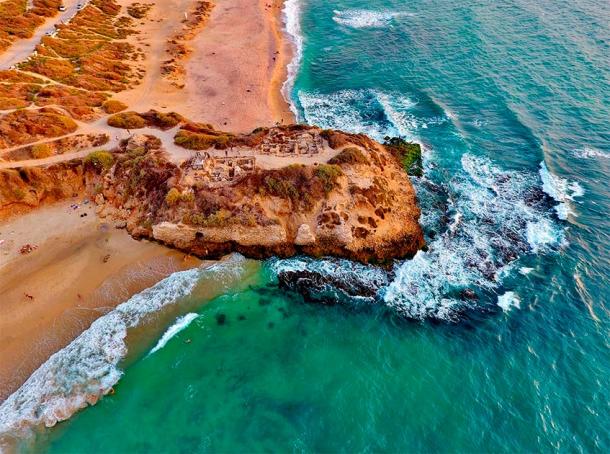 The magic disc was discovered just off the coast next to the archaeological site of Yavne-Yan near Tel Aviv, seen here. (Yitzhak Marmelstein / CC BY-SA 4.0)