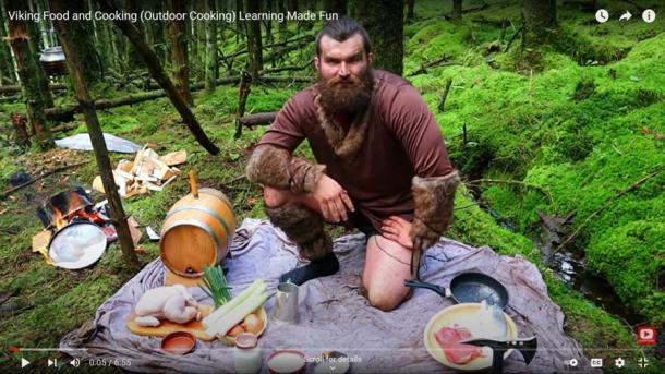 Este hombre te enseñará cómo comían los vikingos y si comes esta dieta nórdica el tiempo suficiente, ¡también podrías oler un poco ese olor vikingo! (Captura de pantalla de YouTube / Parque forestal Gortin Glen)