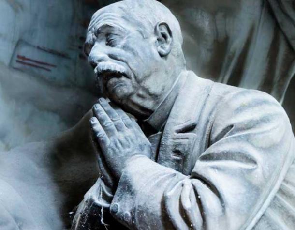 Sculpture of a grief-stricken man mourning the death of a loved one. Staglieno Cemetery (Paolo Photography / Adobe Stock)