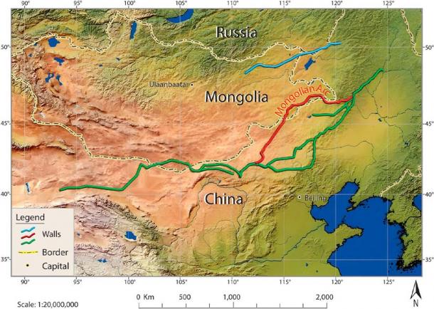 Bir harita üç ayrı duvar parçasını ana hatlarıyla belirtir: Kuzey Çizgisi mavi, Güney Çizgisi yeşil ve Güney Çizgisinin genişletilmiş bir bölümü kırmızı. Moğol Yayı, Moğol topraklarına uzanan kırmızı çizgiye karşılık gelir. (Tung Fung, Y., Gantumur, A. ve diğ. 2023 / Saha Arkeolojisi Dergisi)