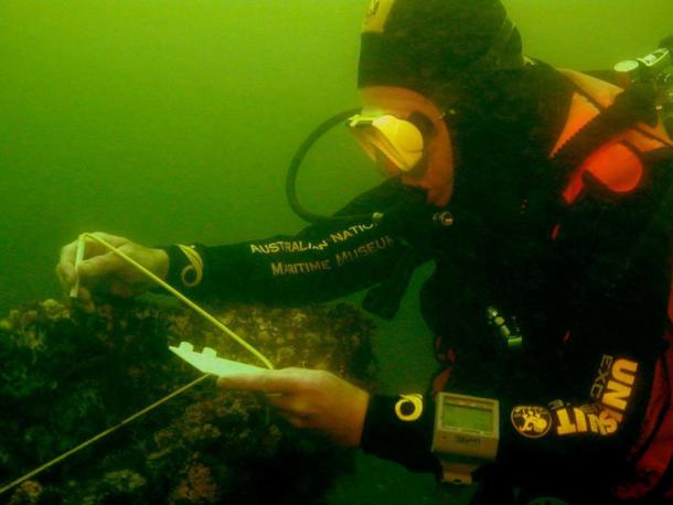 Un arqueólogo marítimo del Museo Marítimo Nacional de Australia que trabaja en el sitio del hallazgo del naufragio del Endeavour en Newport Harbour, Rhode Island, EE. UU. (Museo Nacional de la Marina Australiana)