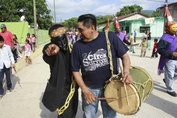 El alcalde Víctor Hugo Sosa, quien se casó con un caimán este mes, tocando tambores en un festival en San Pedro Huamelula, Oaxaca en 2015. (Comunidad de San Pedro Huamelula)