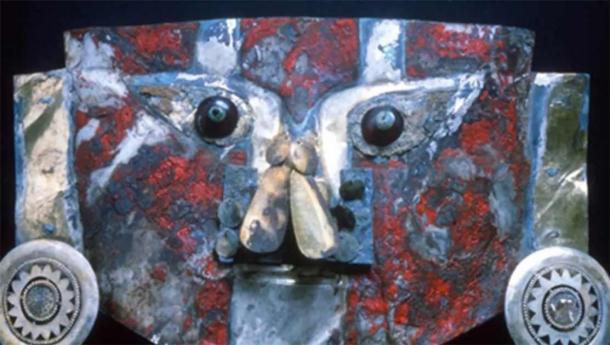 La máscara de 1.000 años de antigüedad excavada en una tumba de Sicán en Perú ha sido probada y contiene proteínas de sangre humana y huevos de aves. (Revista de ACS de investigación de proteoma)