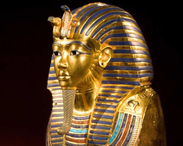 The mask of the Tutankhamun mummy features an Uraeus, a symbol for the goddess Wadjet, a stylized depiction of the Egyptian cobra. (Argus / Adobe Stock)