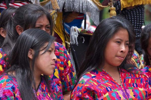 Jóvenes mujeres mayas con vestimenta tradicional, Antigua Guatemala, Guatemala.  (CC BY-SA 3.0)